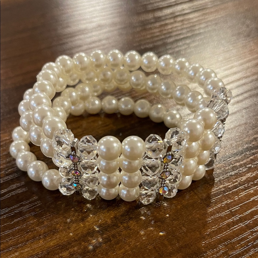 Elegant Pearl and Crystal Bracelet